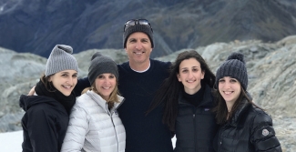 (L – R) Hannah Bender, C’12; Lisa Bender, PAR ‘12, ‘15; Jordan Bender, PAR ‘12, ‘15; Sarah Bender; Jane Bender, C’15