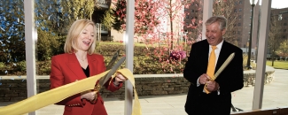 Penn President Amy Gutmann and Penn Arts and Sciences Dean Steven Fluharty cut ribbon at the dedication ceremony